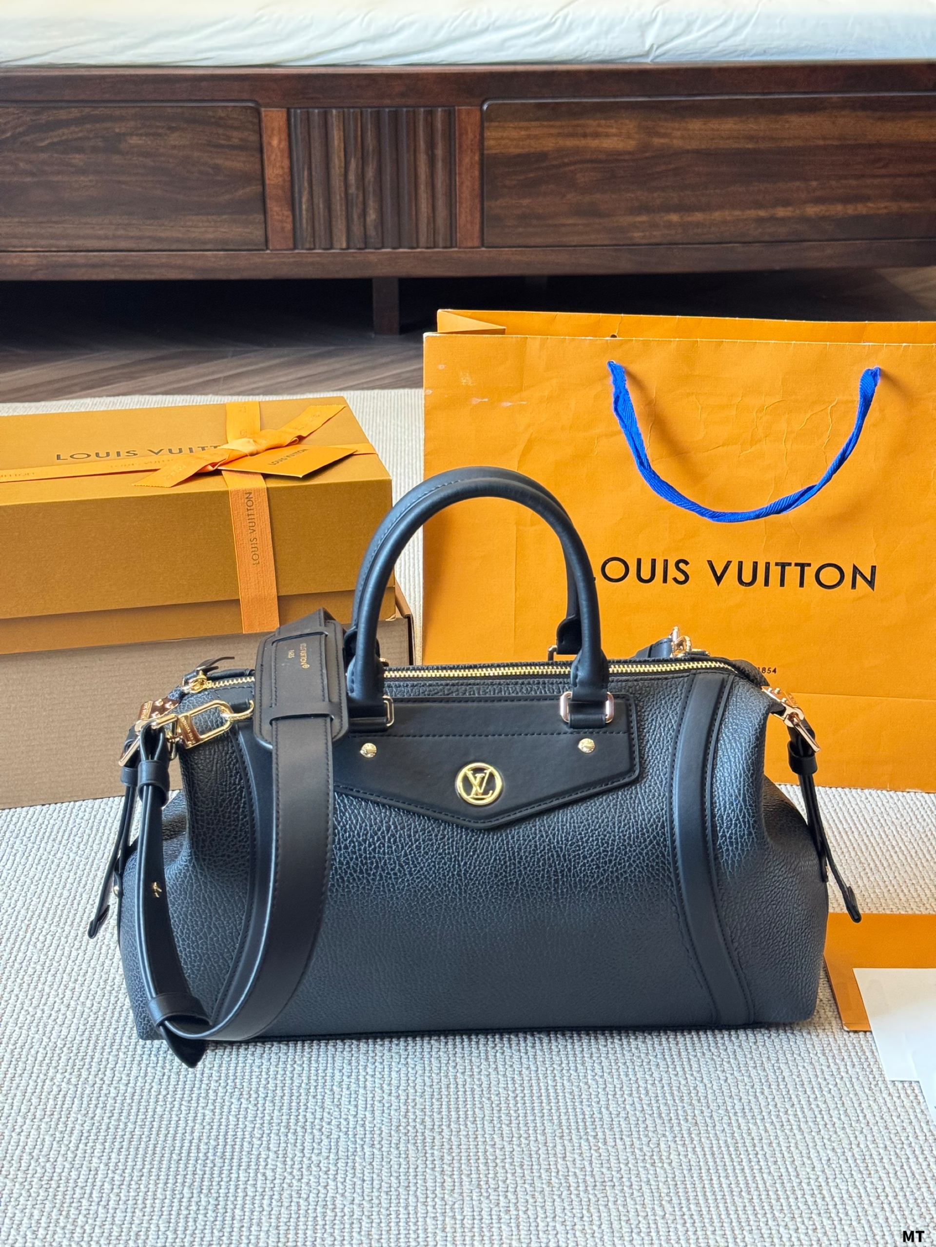 LV 25ss biker bag