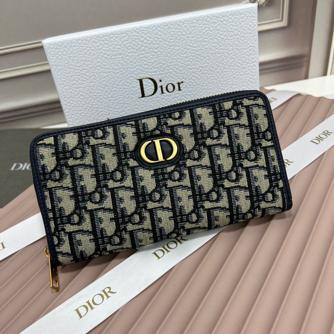 Dior 30 Montaigne Voyageur Slim Wallet