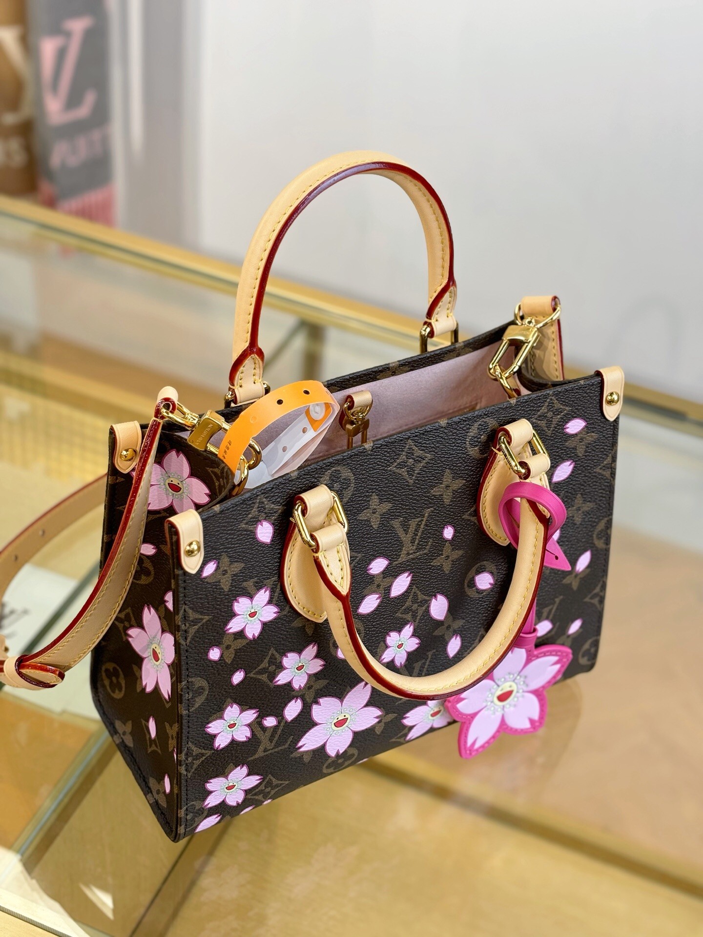 Top version lv X TM onthego handbag