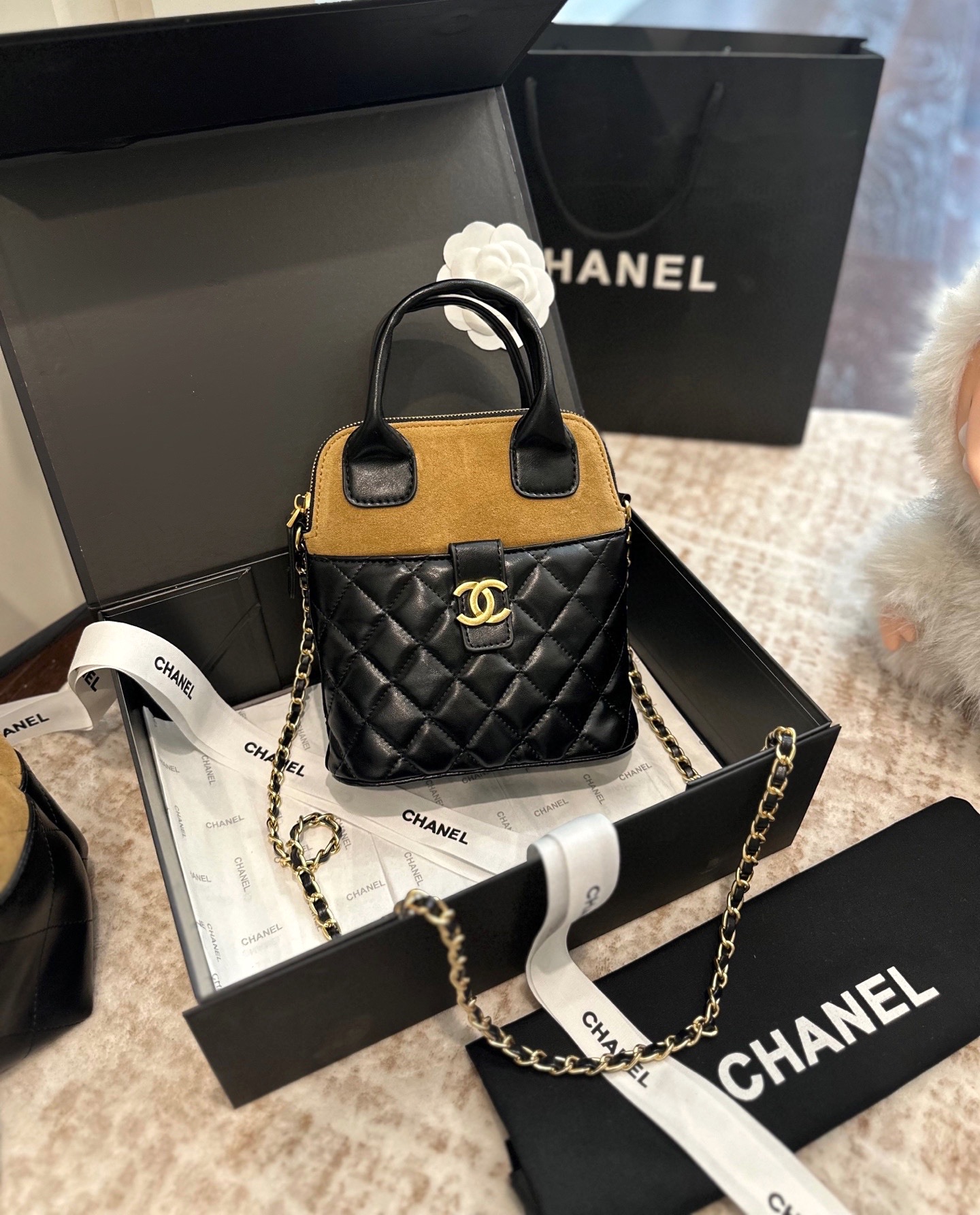 CHANEL 25a hand-held chain bag