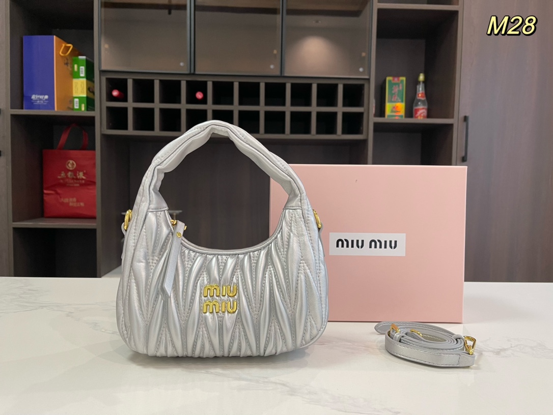 miumiu hobo Hand-held pleated bag