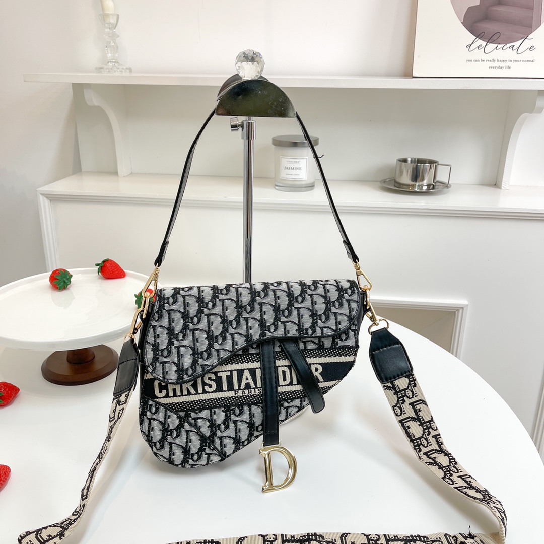 8A Dior saddle shoulder bag