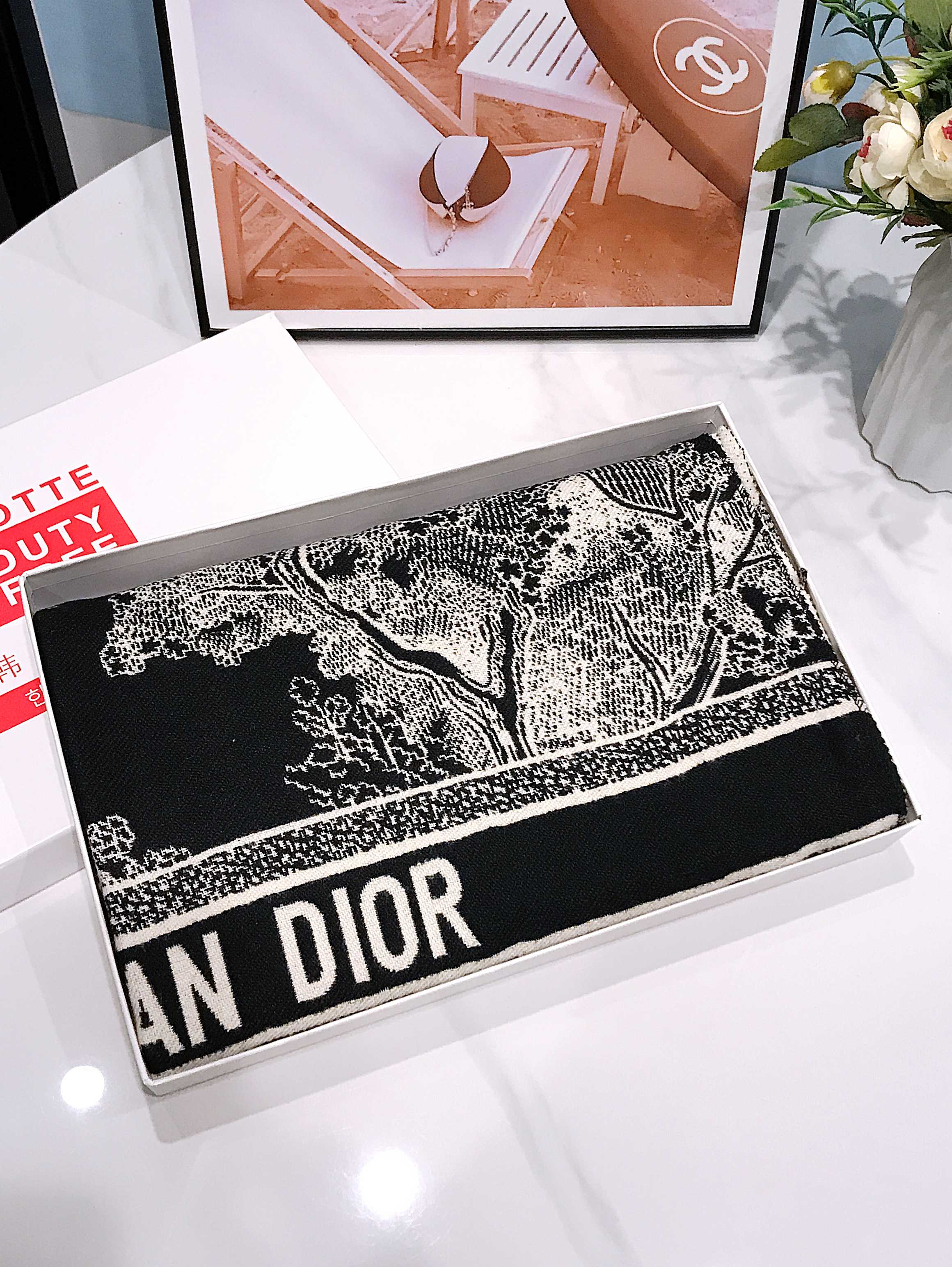 Dior scarf fashionable soft texture