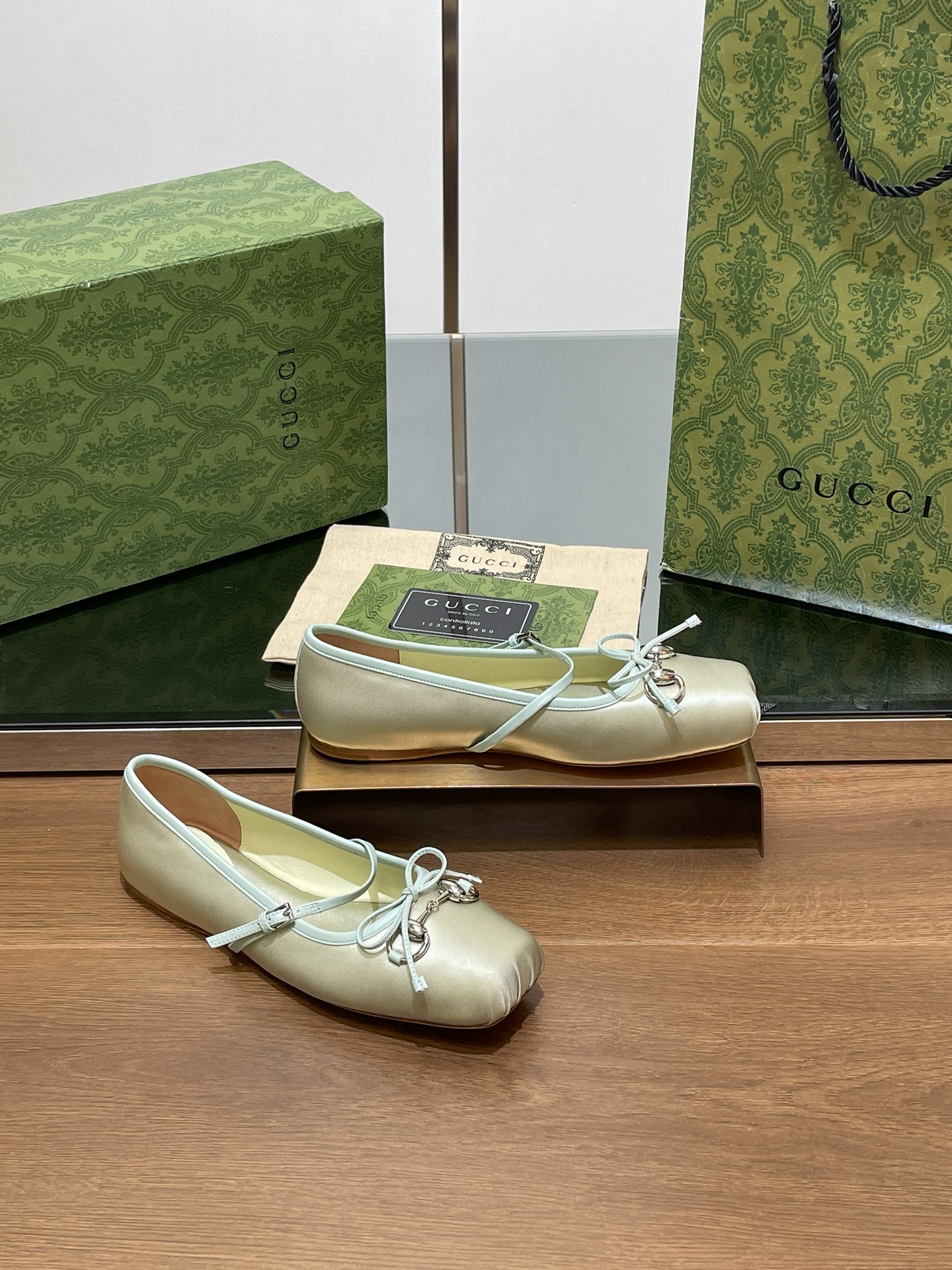 Gucci High-end flat ballet shoes with horsehair buckles and pointed toes shoes