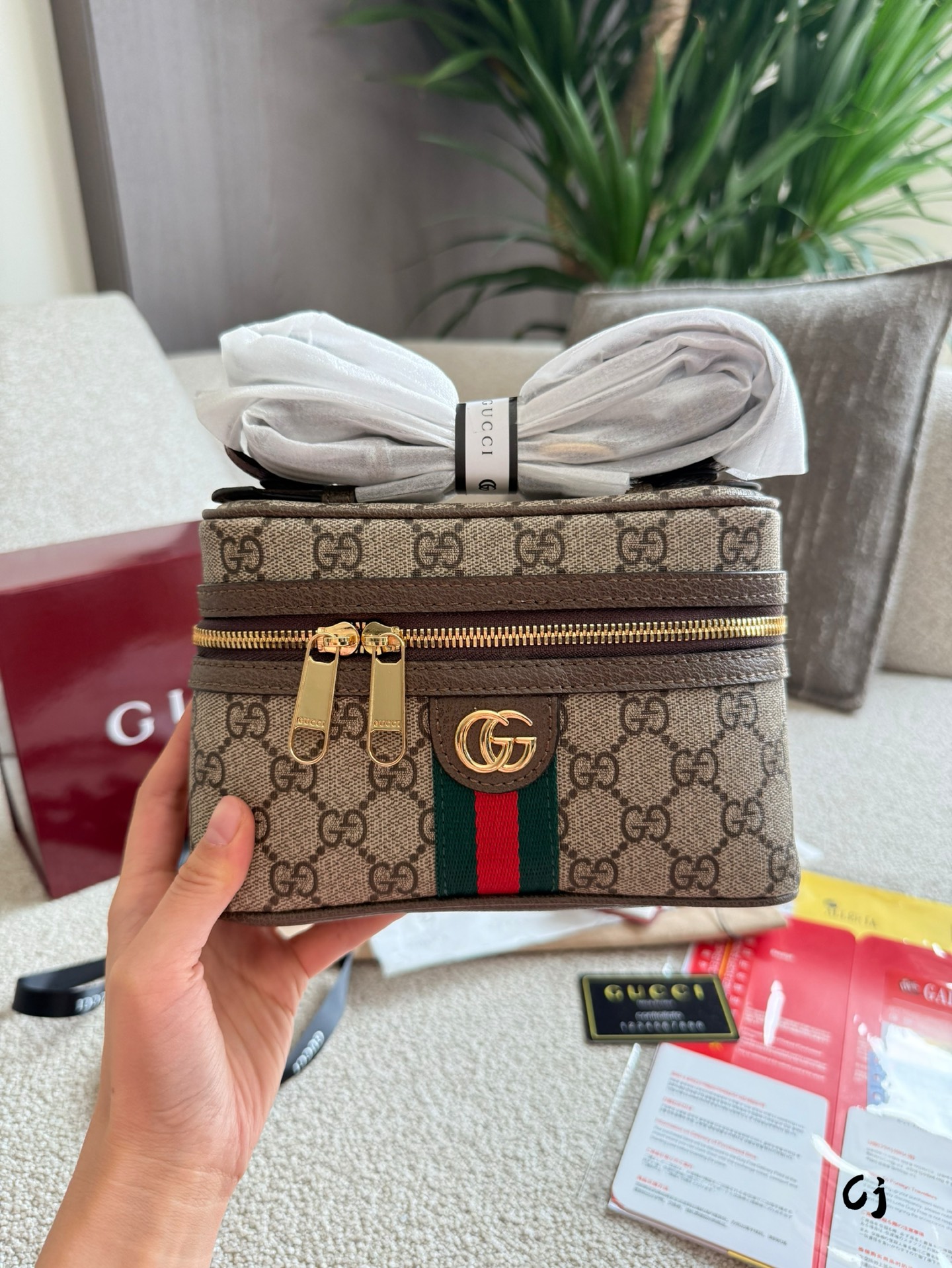 Gucci cosmetic bag LP lunch bag Leather shoulder bag