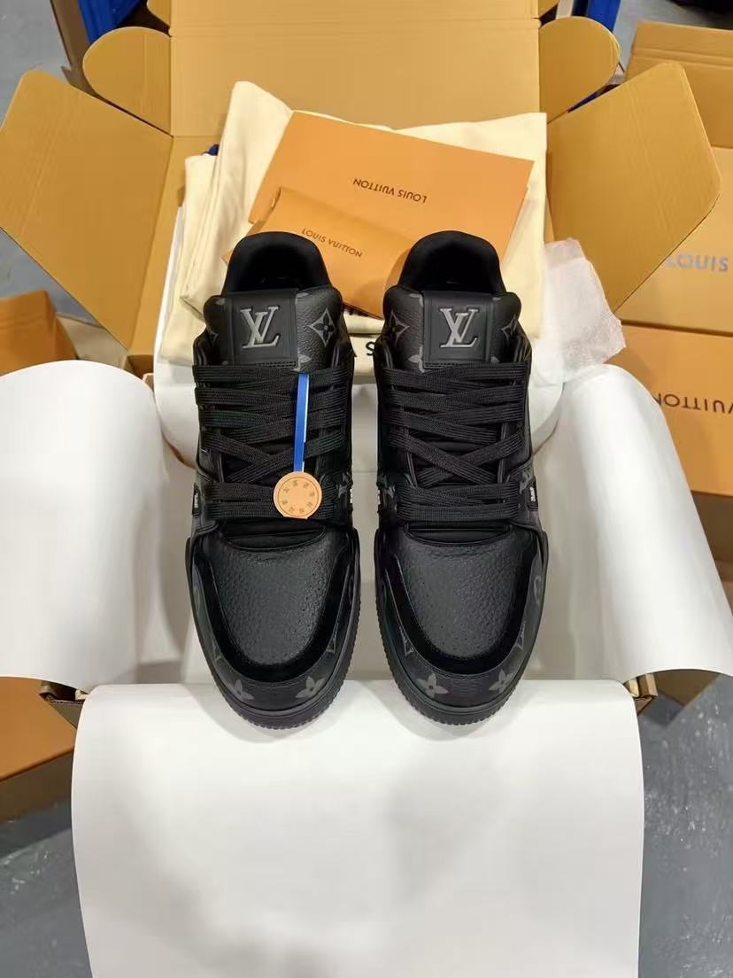LV trainer sports shoes