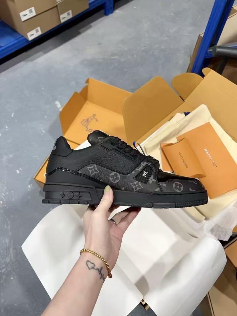 LV trainer sports shoes