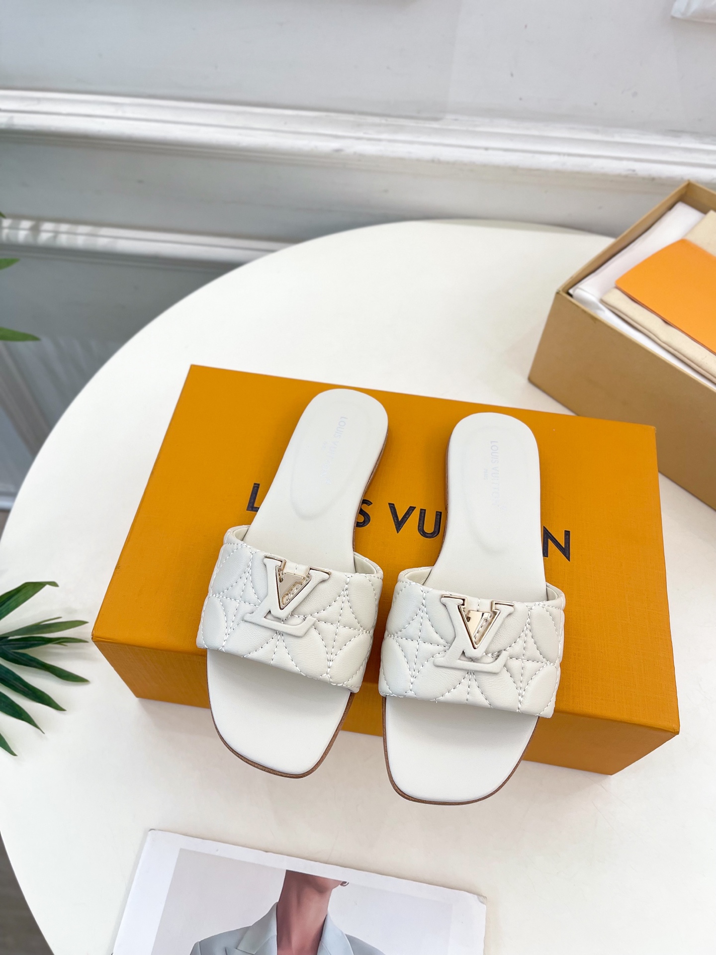 Sandals on sale - $59 (limited stock)——Discount code: flashsale23