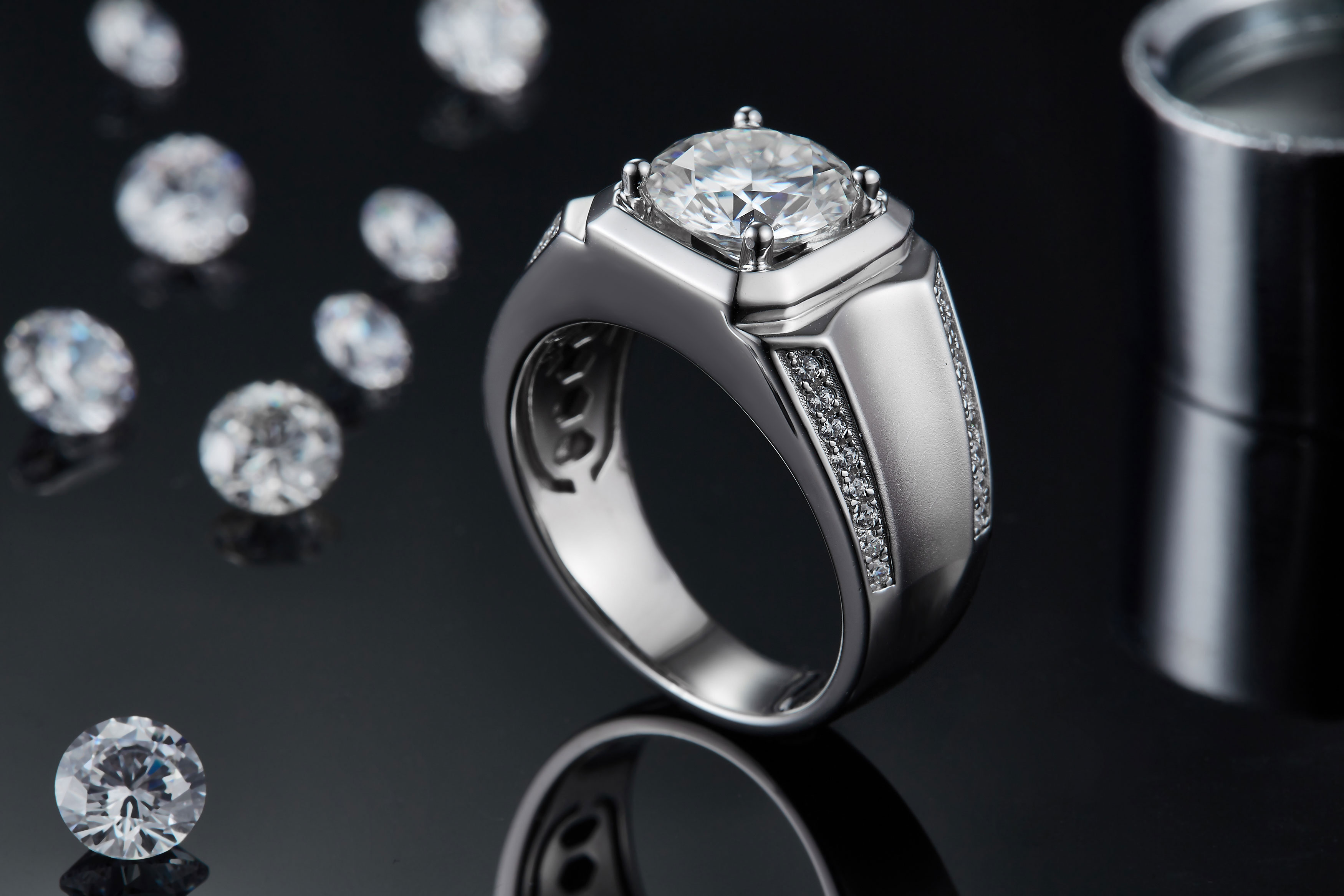 M81C S925 Silver Plated White Gold Moissan Diamond Men's Ring 3 Carat Grade D