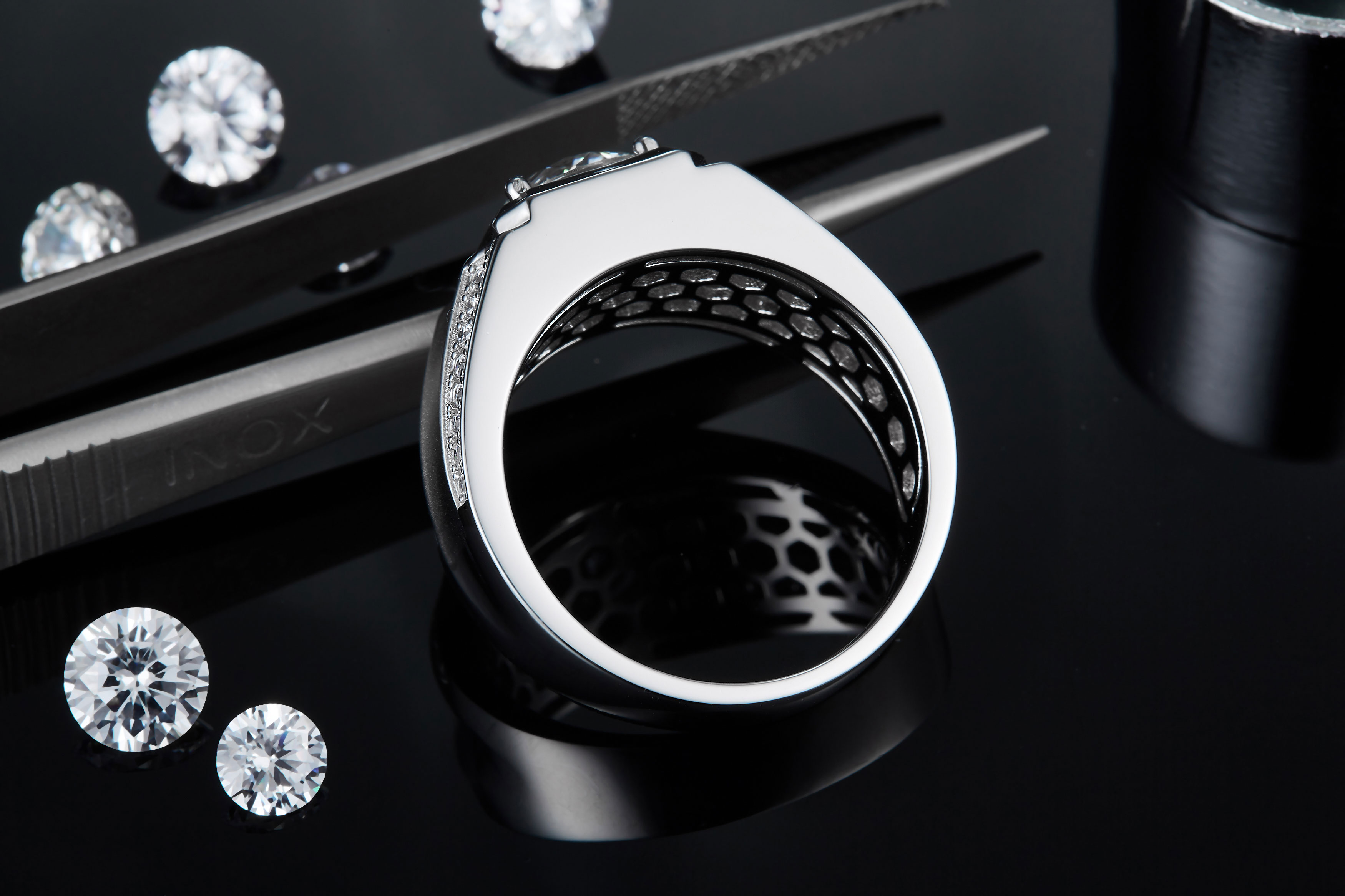 M81B S925 Silver Plated White Gold Moissan Diamond Men's Ring 2 Carat Grade D