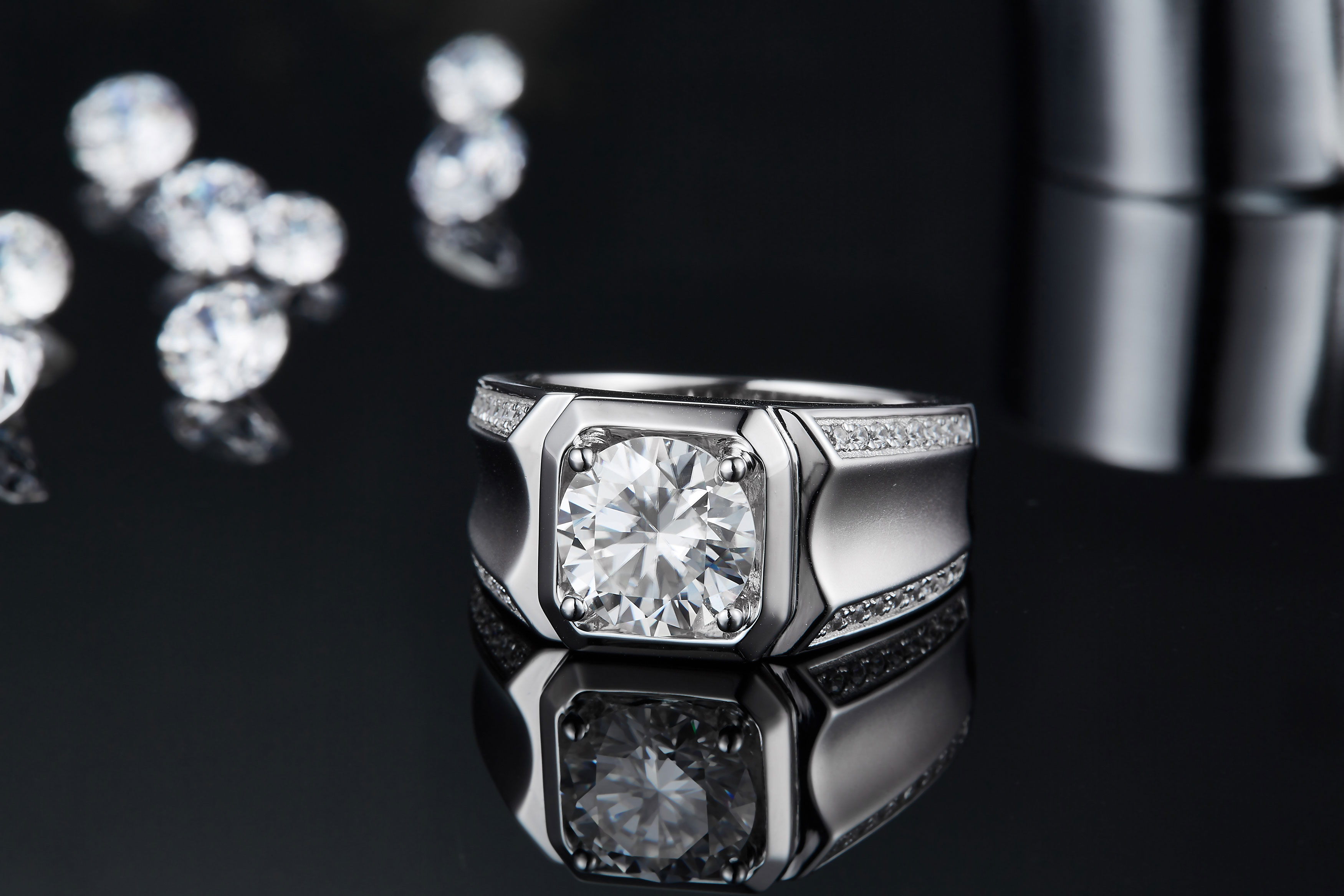 M81C S925 Silver Plated White Gold Moissan Diamond Men's Ring 3 Carat Grade D