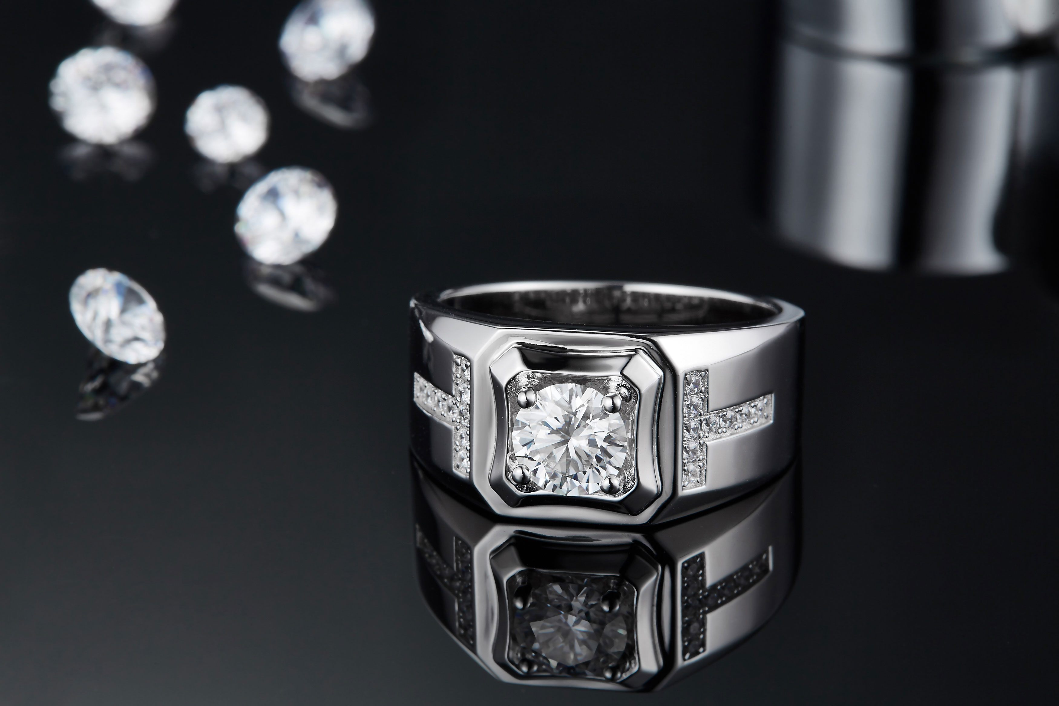 M85A S925 Silver Plated White Gold Moissan Diamond Men's Ring 1 Carat Grade D