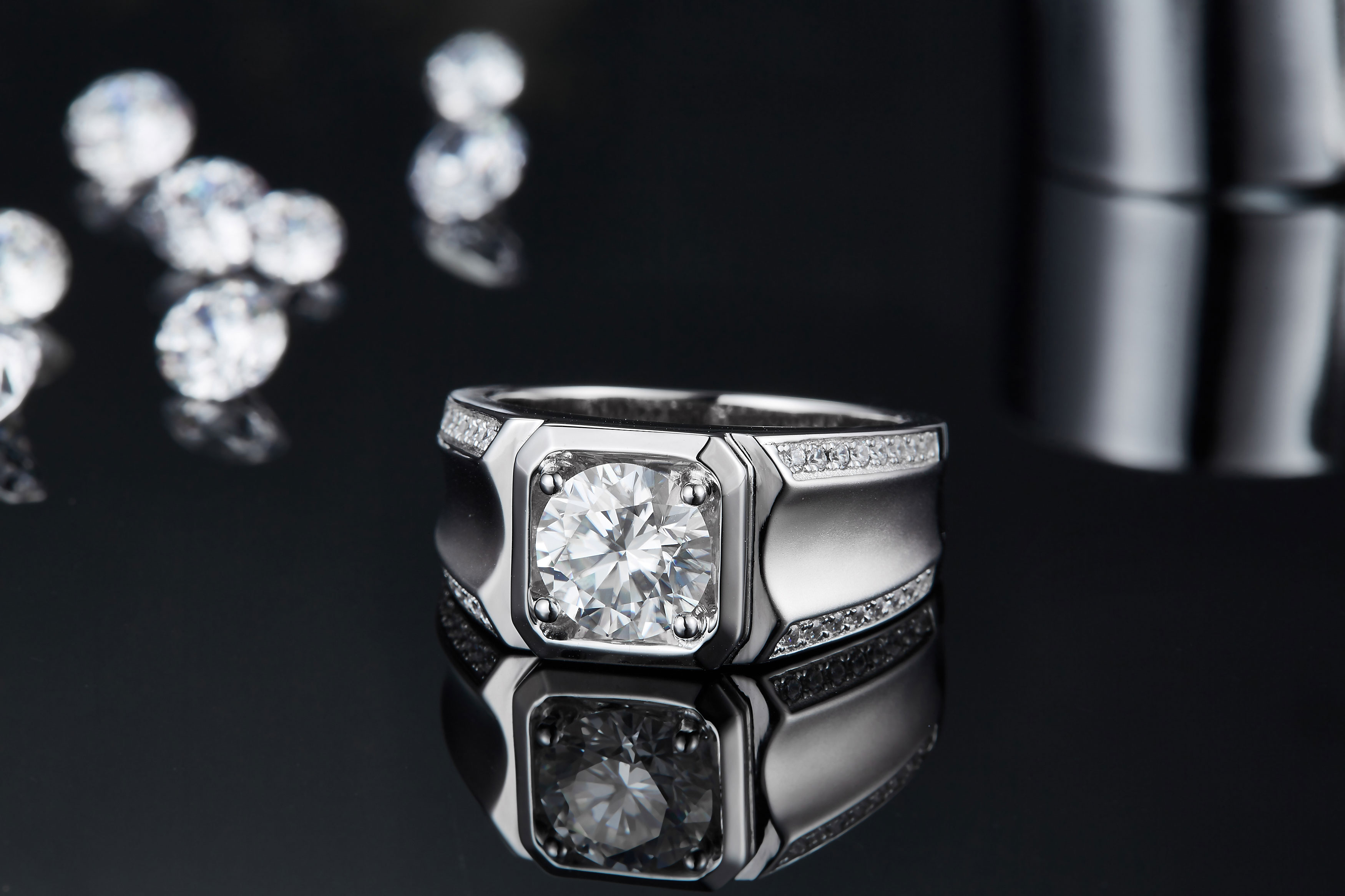 M81B S925 Silver Plated White Gold Moissan Diamond Men's Ring 2 Carat Grade D