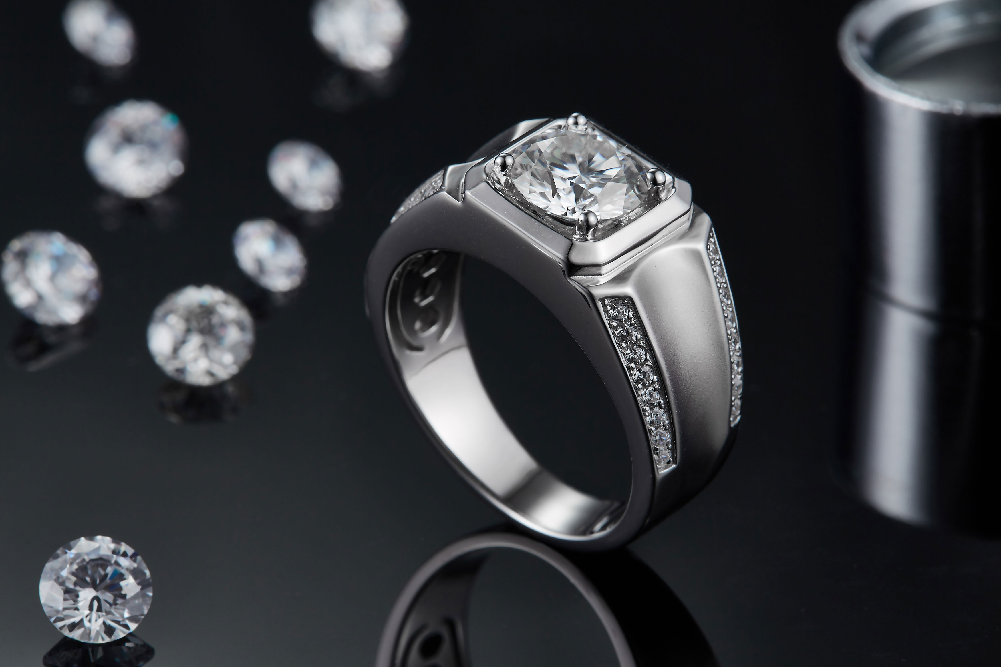 M81B S925 Silver Plated White Gold Moissan Diamond Men's Ring 2 Carat Grade D