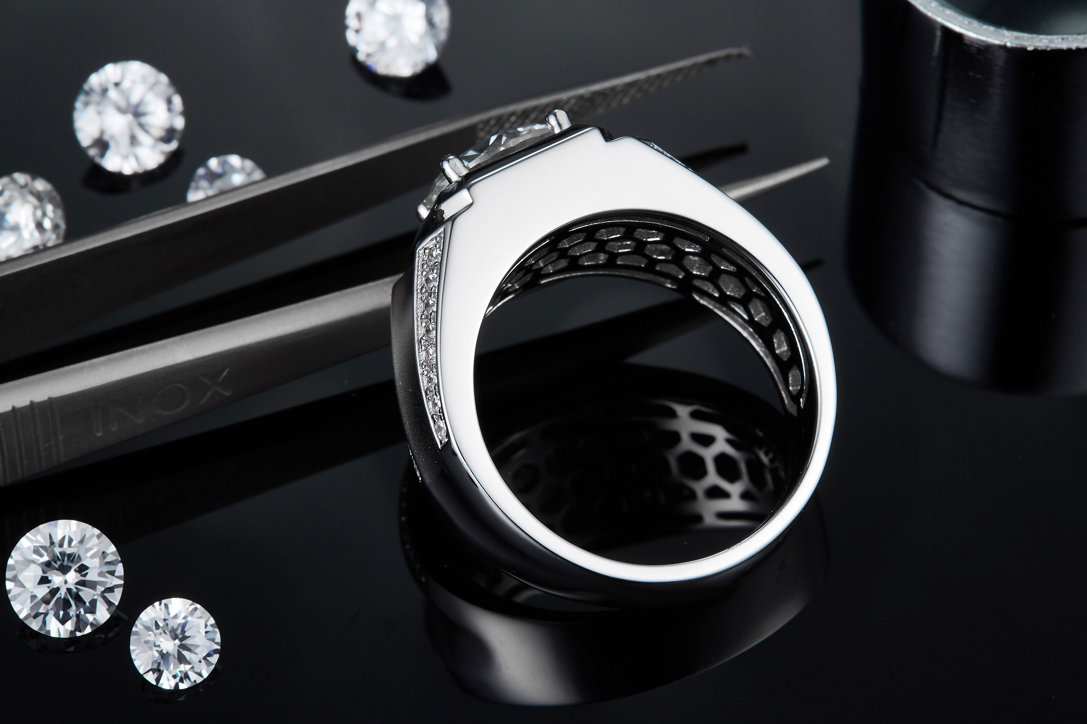 M81C S925 Silver Plated White Gold Moissan Diamond Men's Ring 3 Carat Grade D