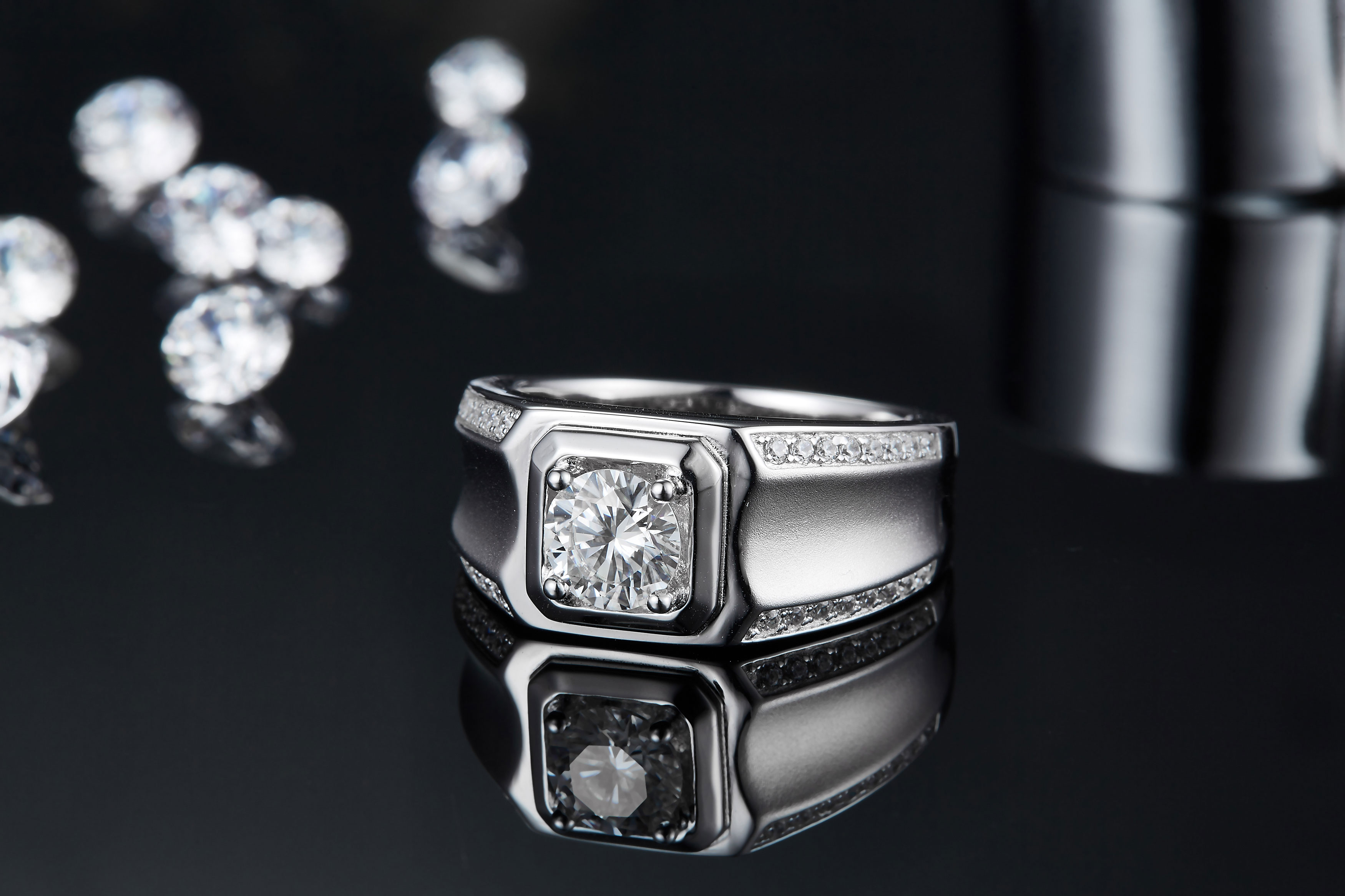 M81A S925 Silver Plated White Gold Moissan Diamond Men's Ring 1 Carat Grade D