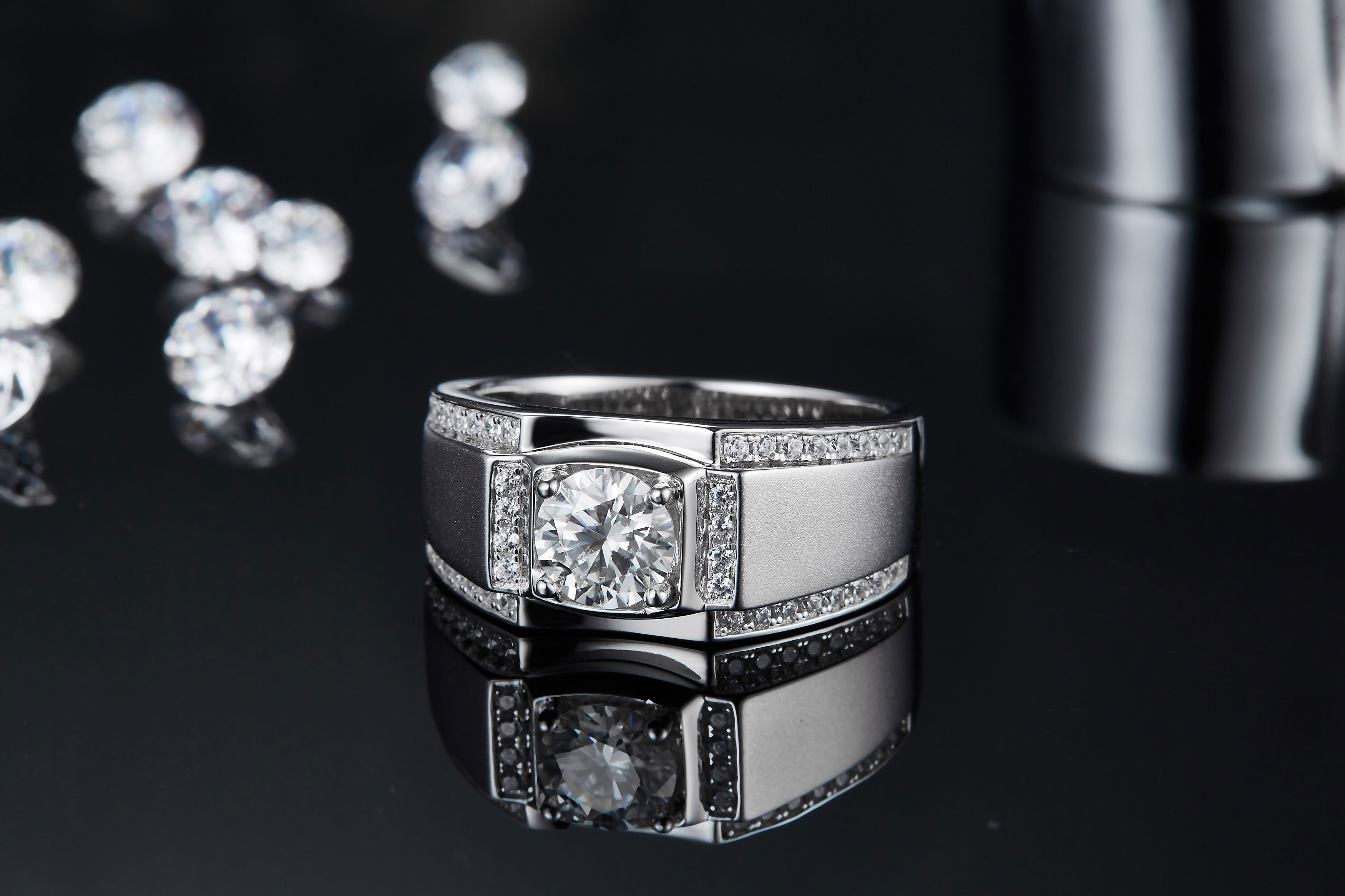 M77A S925 Silver Plated White Gold Moissan Diamond Men's Ring 1 Carat Grade D