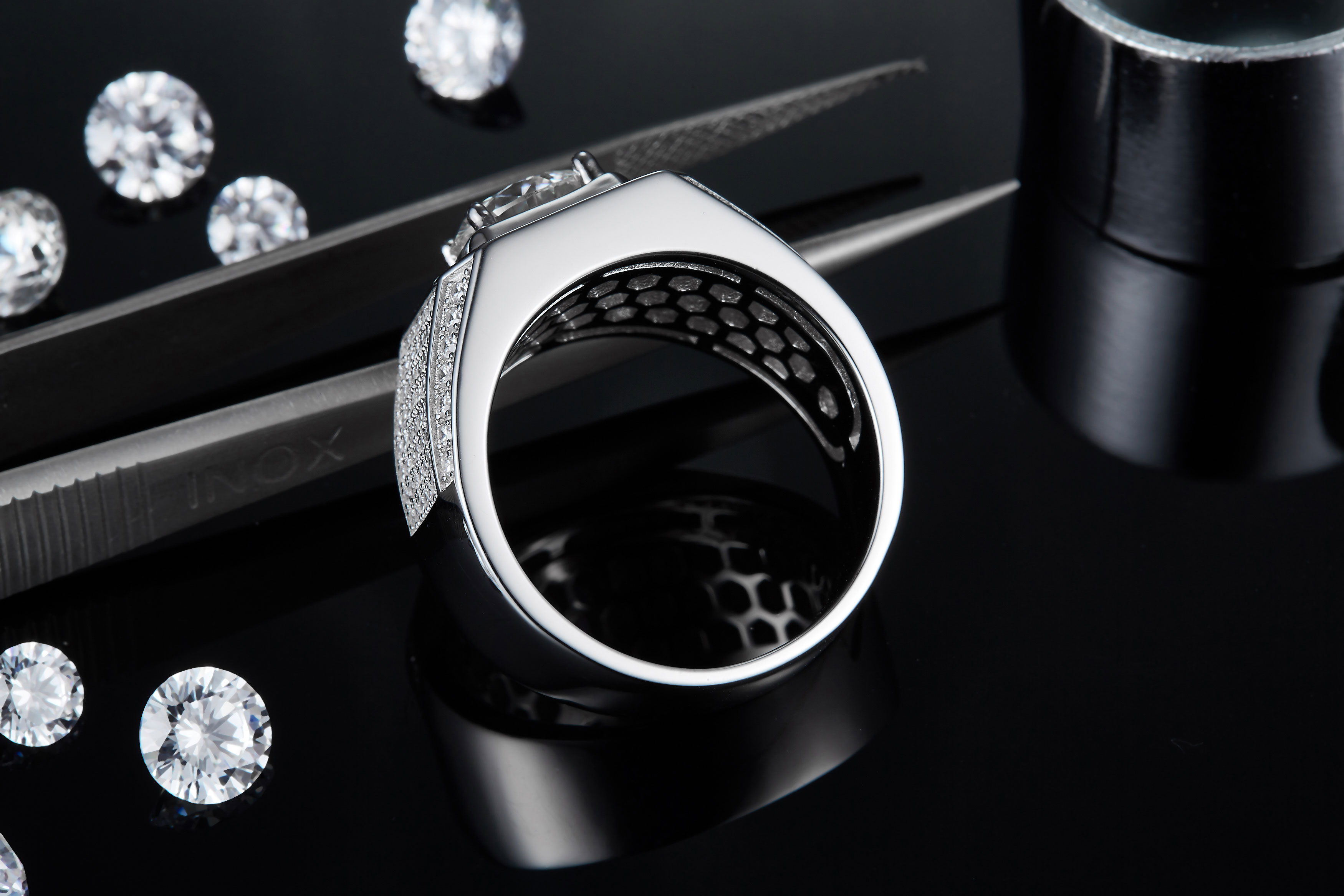 M76BS925 Silver Plated White Gold Moissan Diamond Men's Ring 2 Carat Grade D