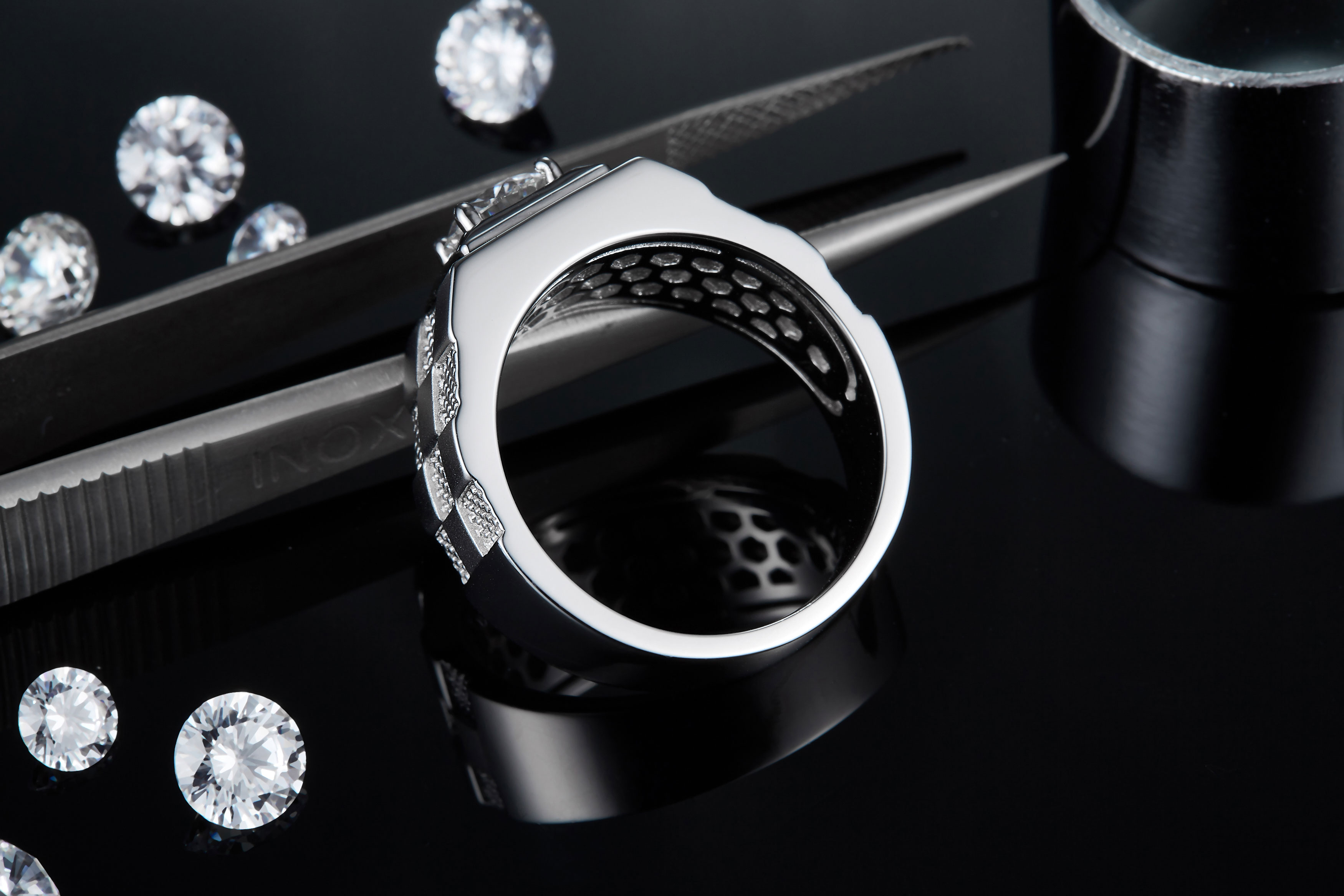 M84A S925 Silver Plated White Gold Moissan Diamond Men's Ring 1 Carat Grade D