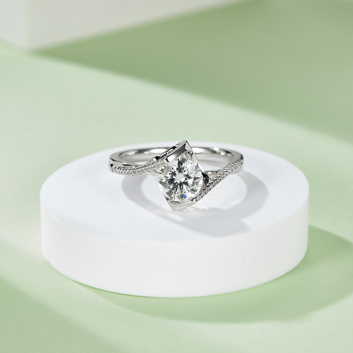 Twisted Arm Micropavé Angel's Kiss S925 Silver Plated White Gold Moissan Diamond Women's Ring 1 Carat Grade D