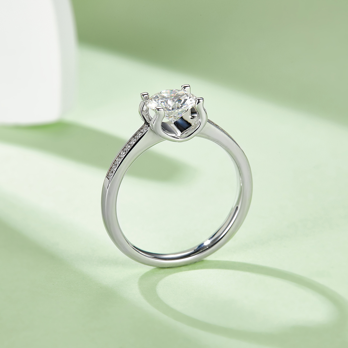 Straight Arm Micropavé Bullhead S925 Silver Plated White Gold Moissan Diamond Women's Ring 1 Carat Grade D