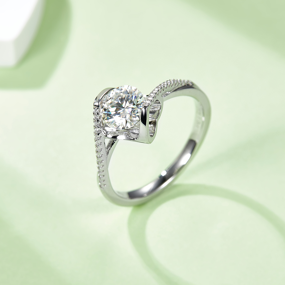 Twisted Arm Micropavé Angel's Kiss S925 Silver Plated White Gold Moissan Diamond Women's Ring 1 Carat Grade D