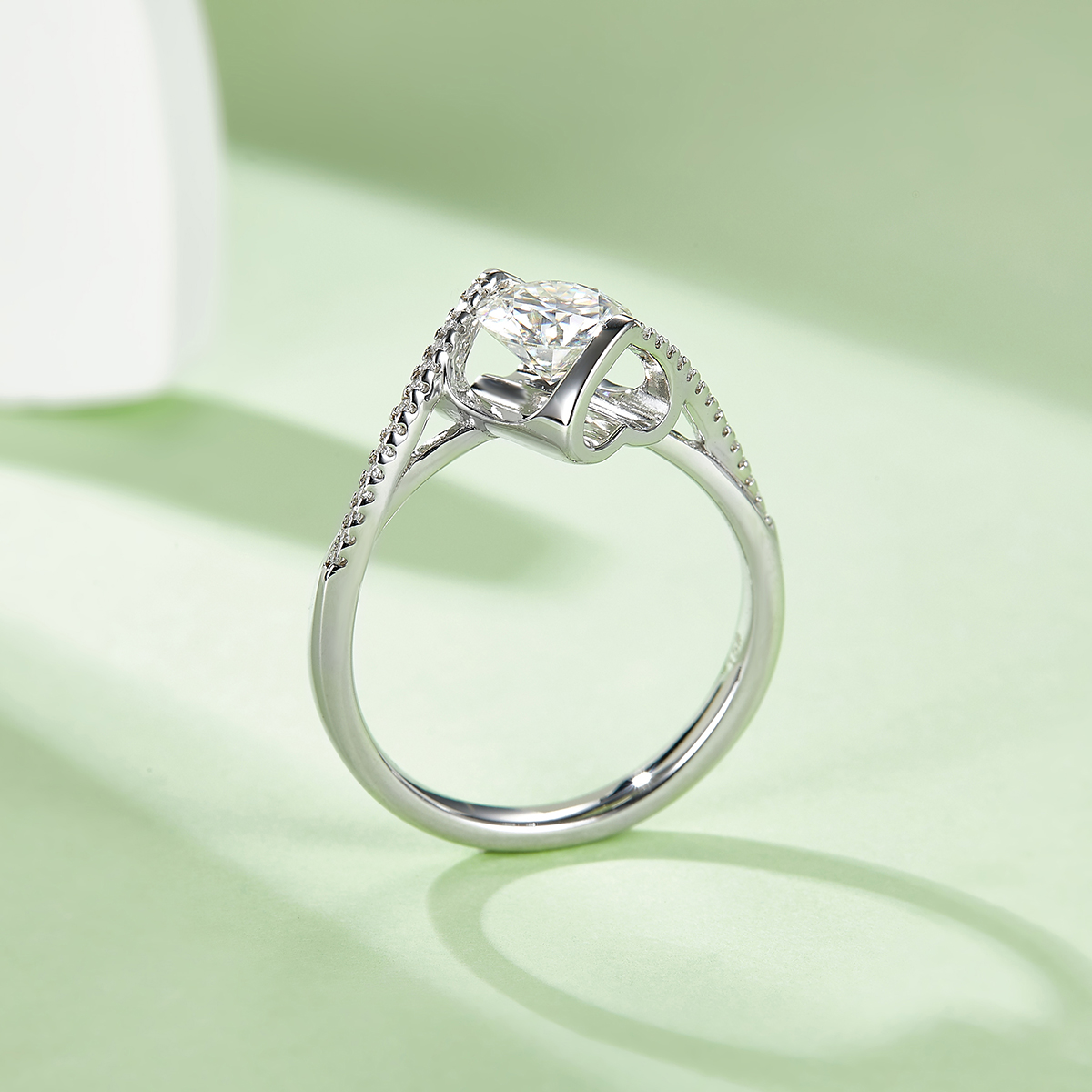 Twisted Arm Micropavé Angel's Kiss S925 Silver Plated White Gold Moissan Diamond Women's Ring 1 Carat Grade D