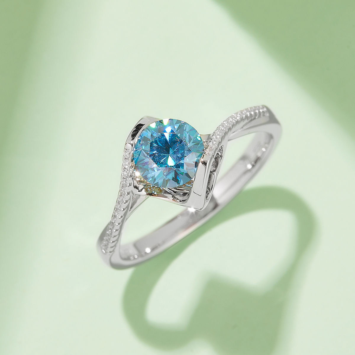 Twisted Arm Micropavé Angel's Kiss S925 Silver Plated White Gold Moissan Diamond Women's Ring 1 Carat Grade D