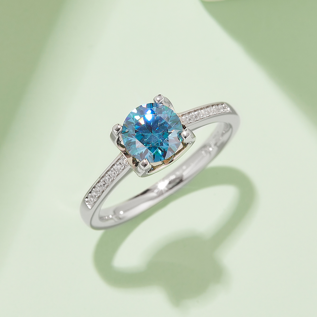 Straight Arm Micropavé Bullhead S925 Silver Plated White Gold Moissan Diamond Women's Ring 1 Carat Grade D