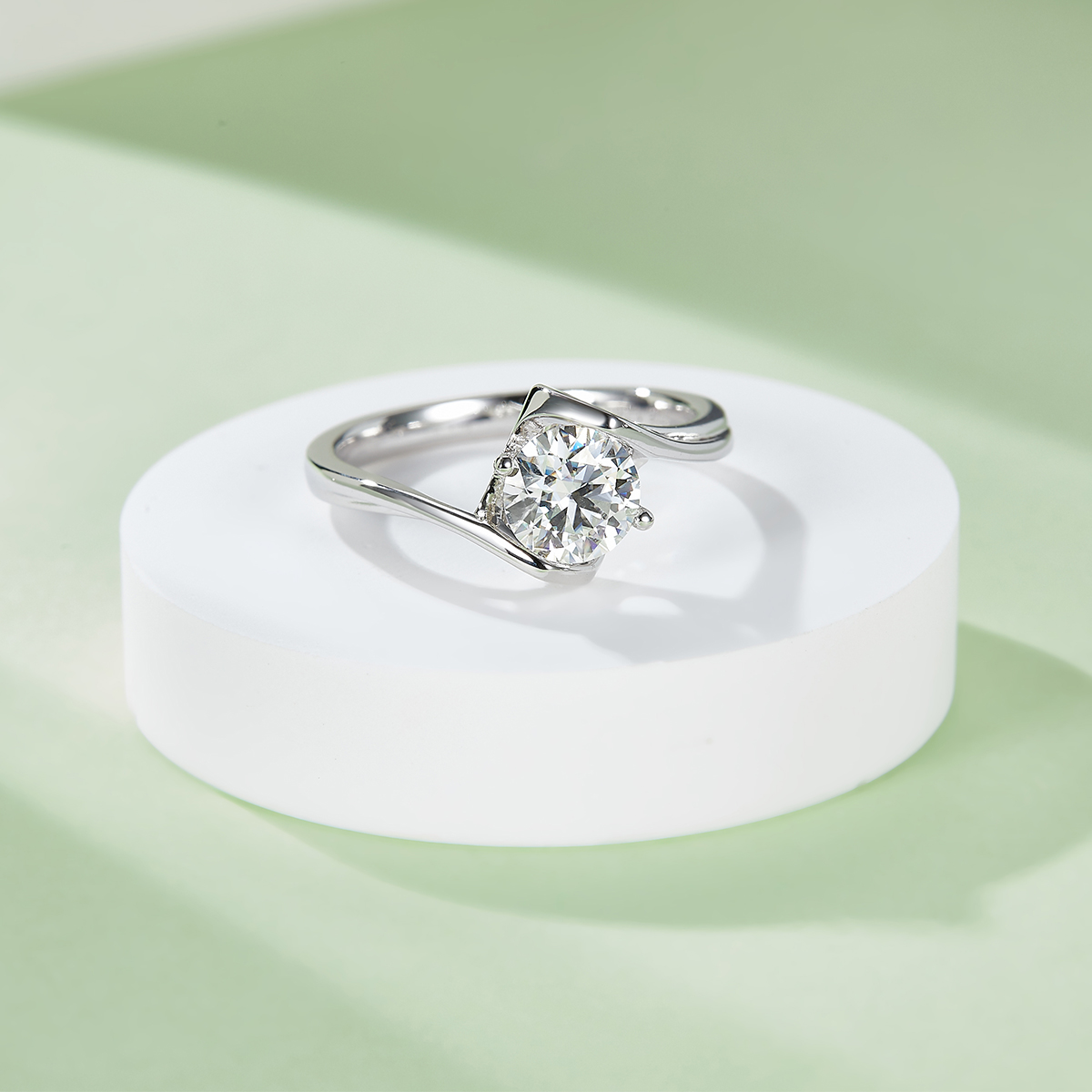 Twisted Arm Classic Angel's Kiss S925 Silver Plated White Gold Moissan Diamond Women's Ring 1 Carat Grade D