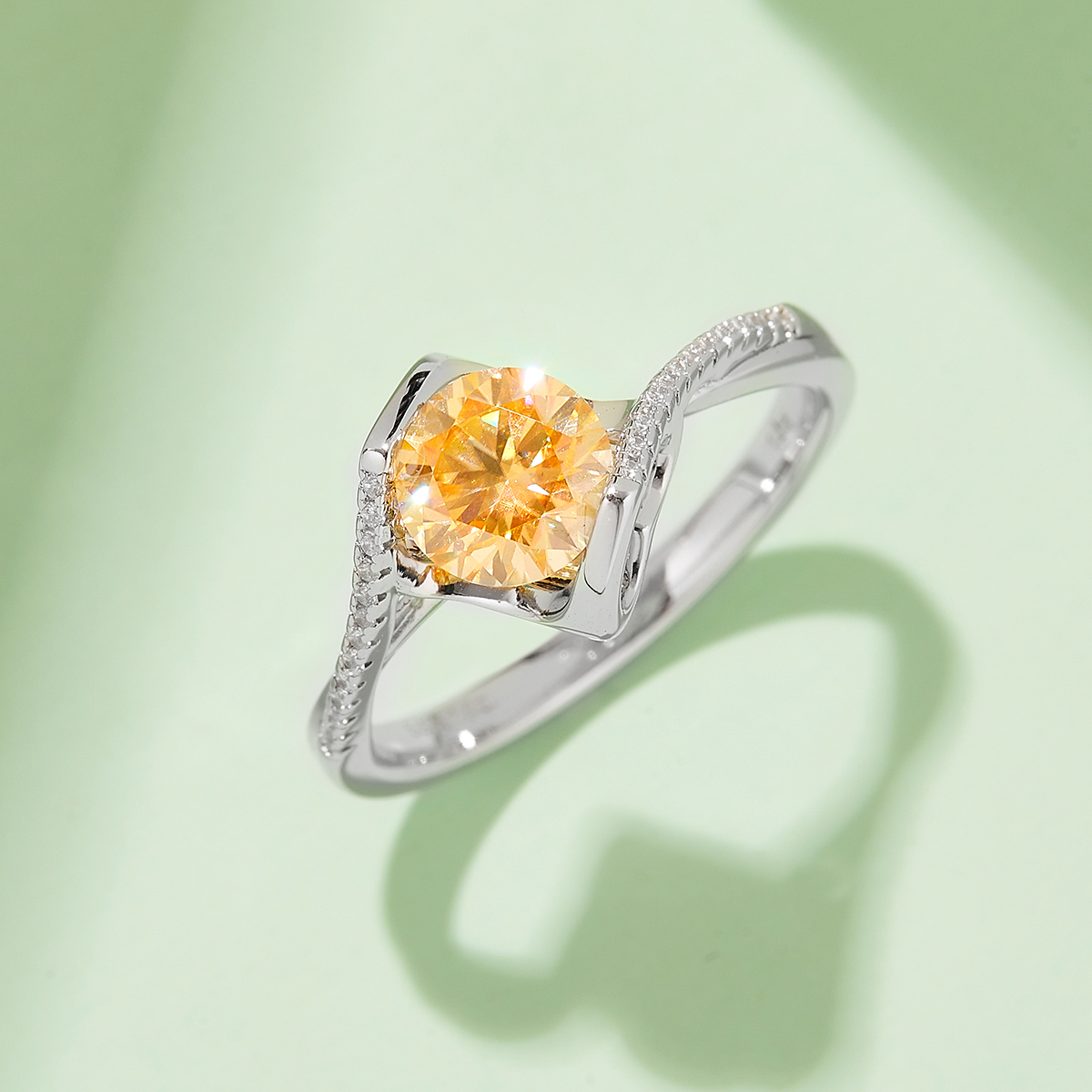 Twisted Arm Micropavé Angel's Kiss S925 Silver Plated White Gold Moissan Diamond Women's Ring 1 Carat Grade D