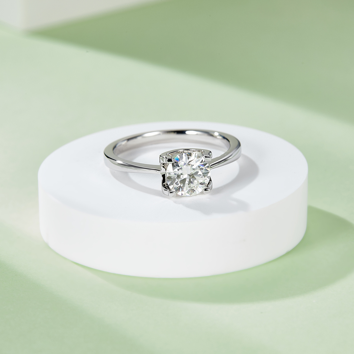 Straight Arm Classic Bullhead S925 Silver Plated White Gold Moissan Diamond Women's Ring 1 Carat D