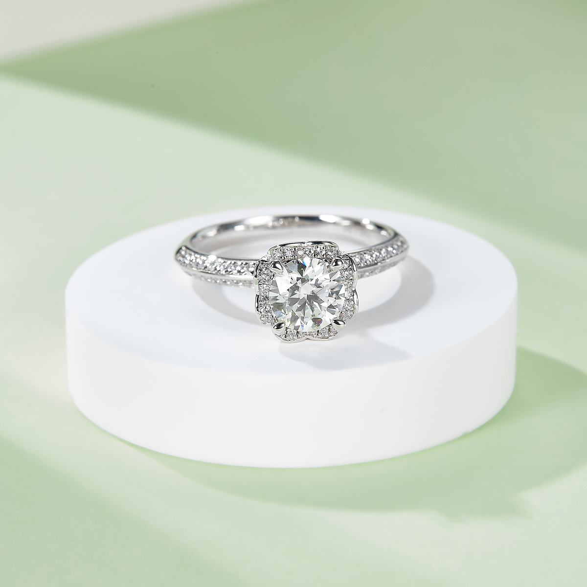 Straight Arm Luxury Set Heart Hand Bouquet