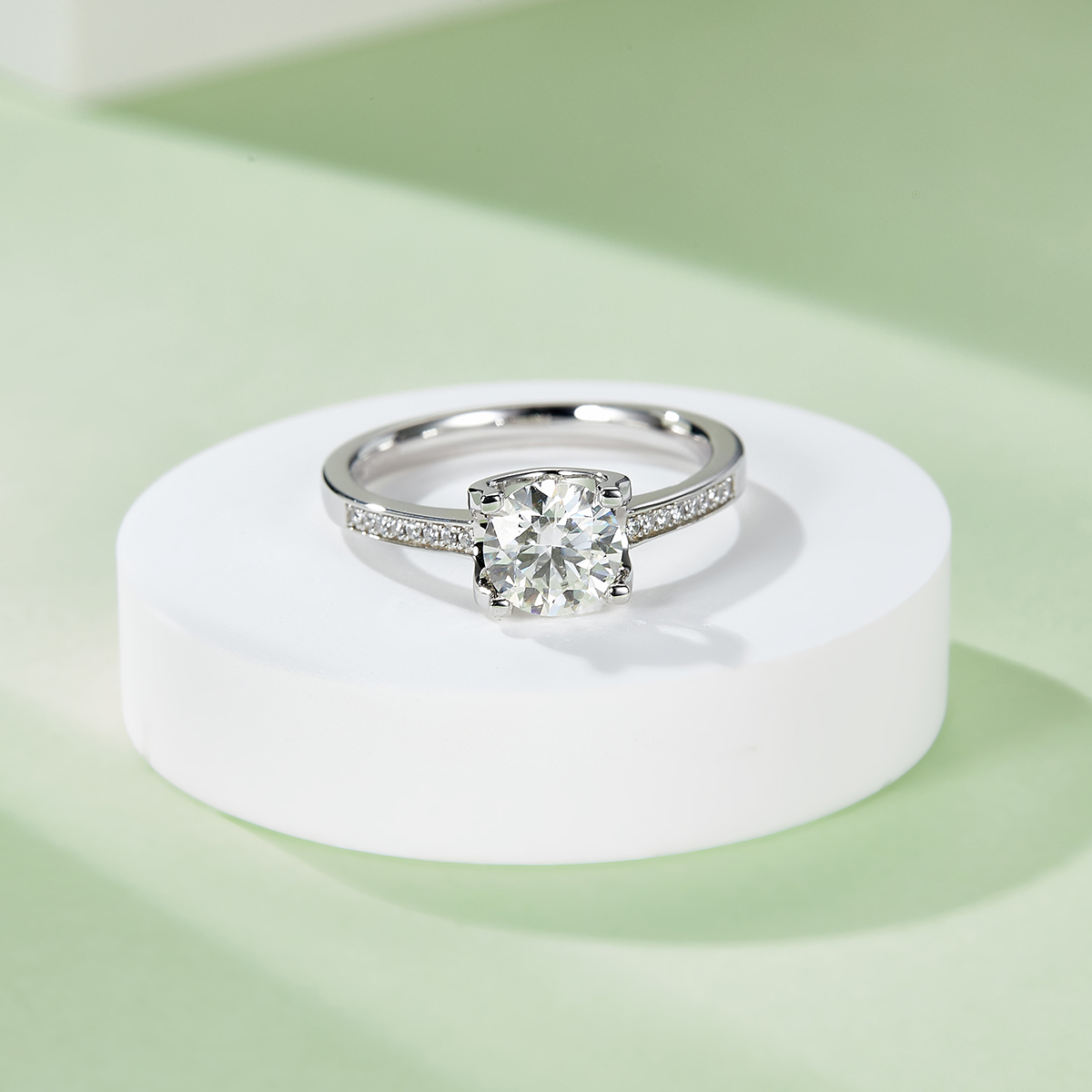 Straight Arm Micropavé Bullhead S925 Silver Plated White Gold Moissan Diamond Women's Ring 1 Carat Grade D