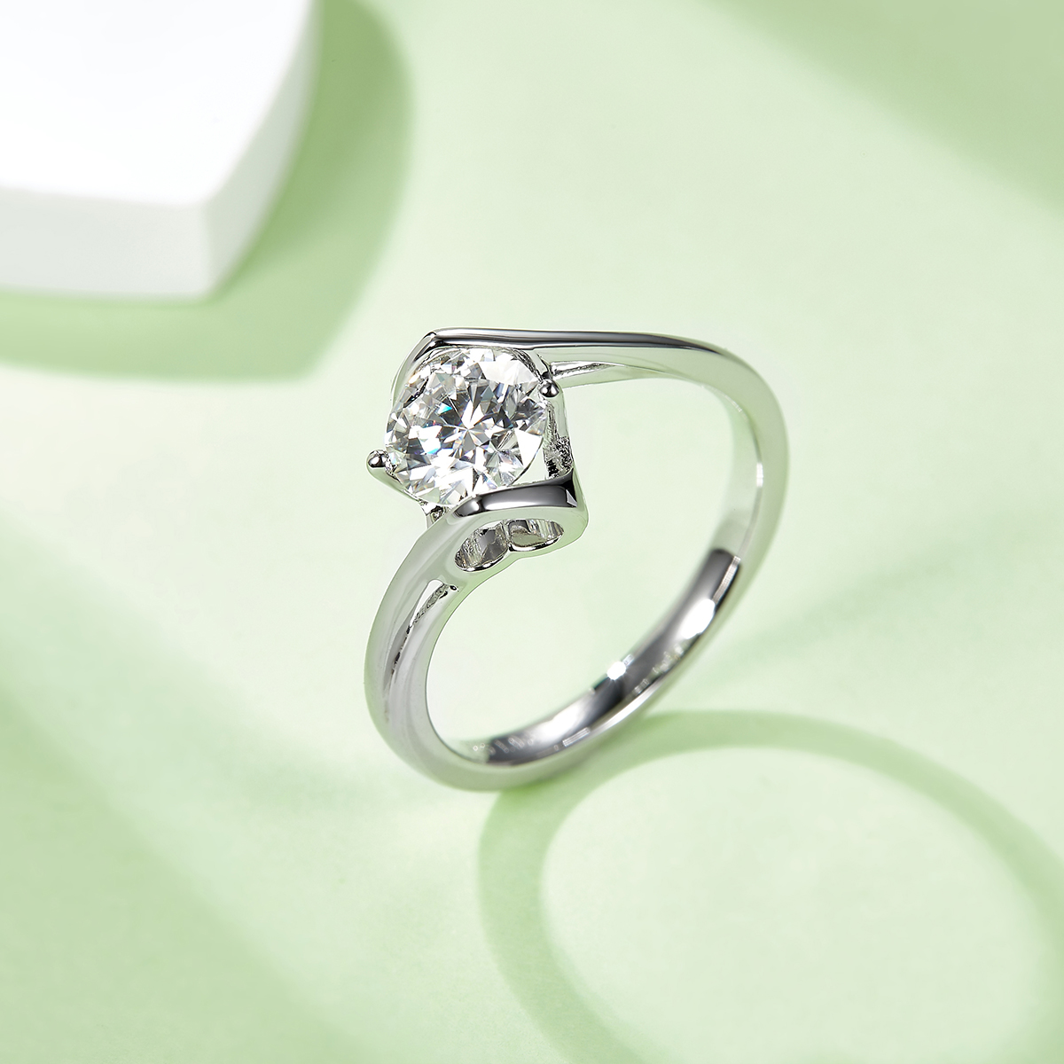 Twisted Arm Classic Angel's Kiss S925 Silver Plated White Gold Moissan Diamond Women's Ring 1 Carat Grade D