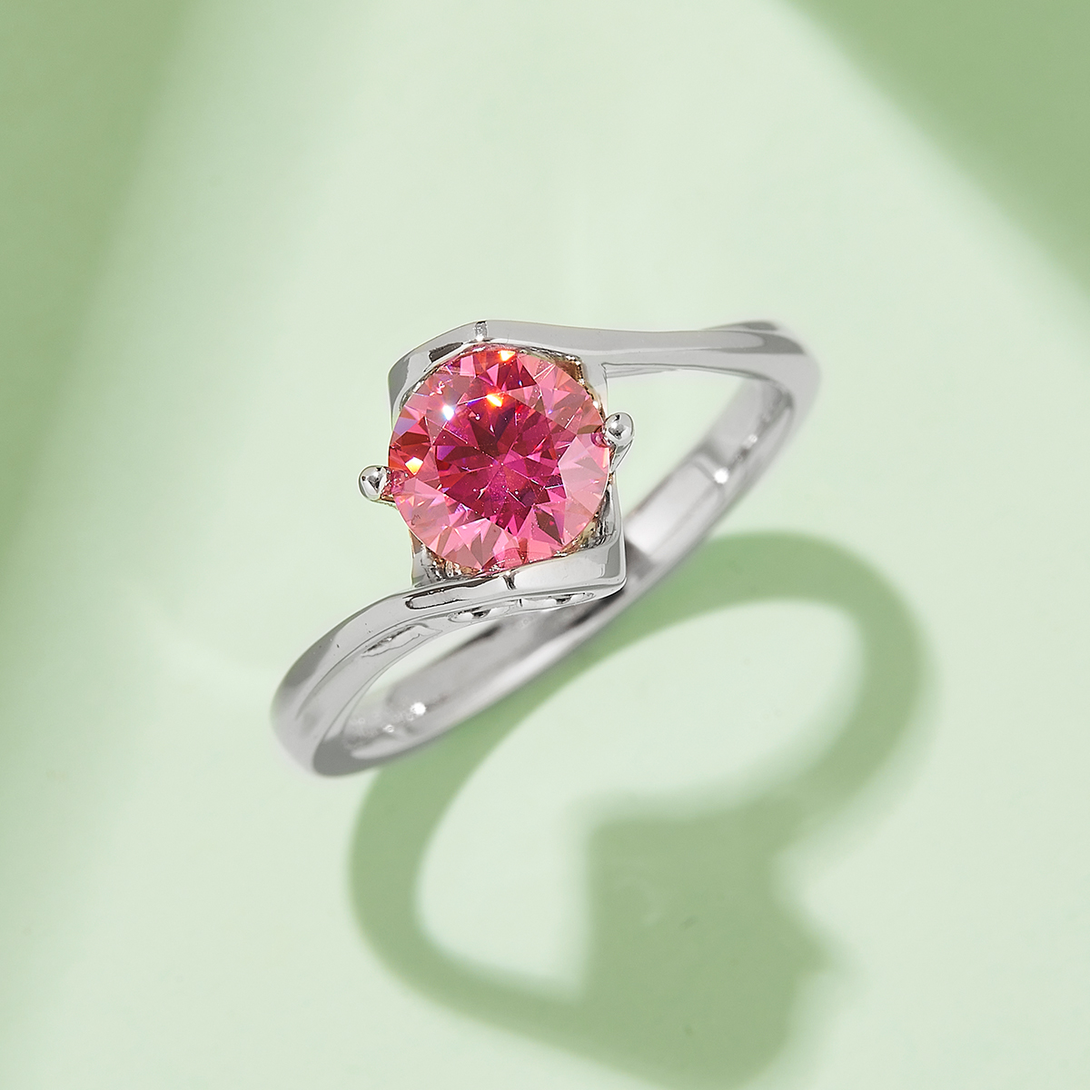 Twisted Arm Classic Angel's Kiss S925 Silver Plated White Gold Moissan Diamond Women's Ring 1 Carat Grade D