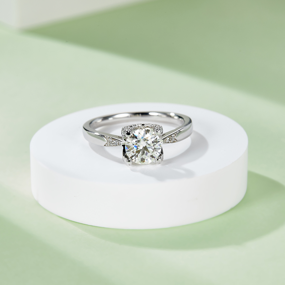 Straight Arm V-Face Micro-Set Bullhead S925 Silver Plated White Gold Moissan Diamond Women's Ring 1 Carat D