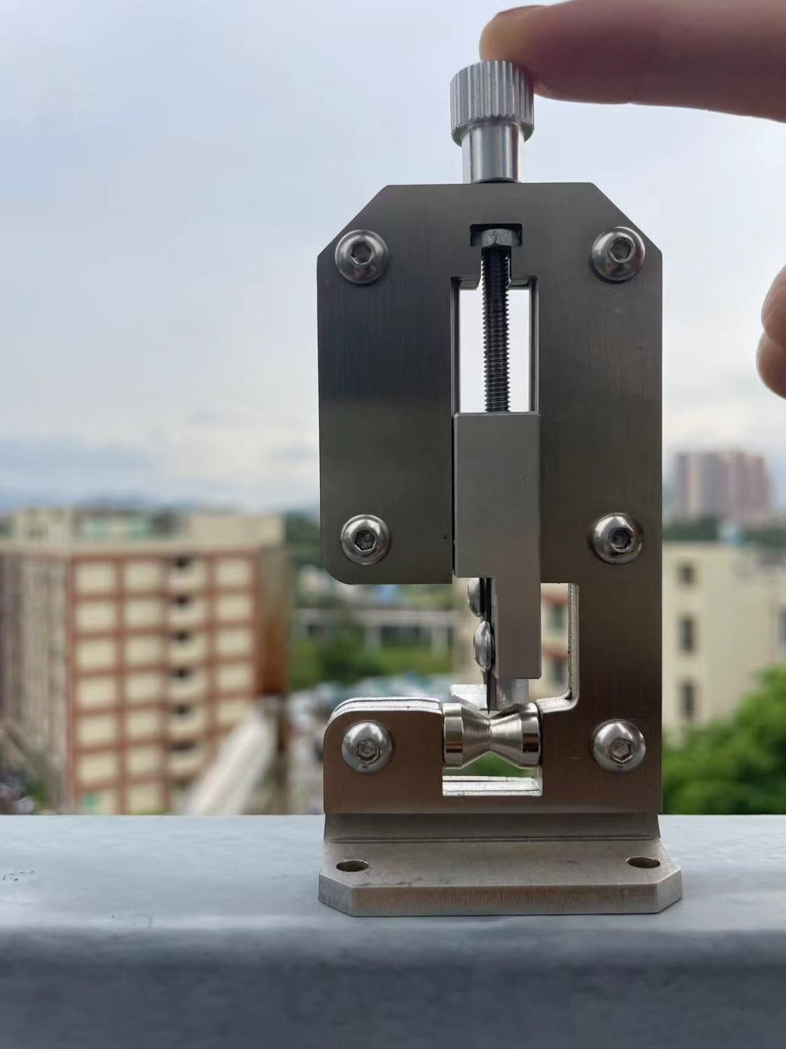 Portable wire stripper