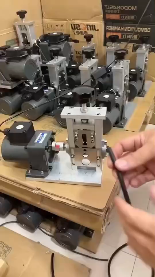 Electric wire stripping machine