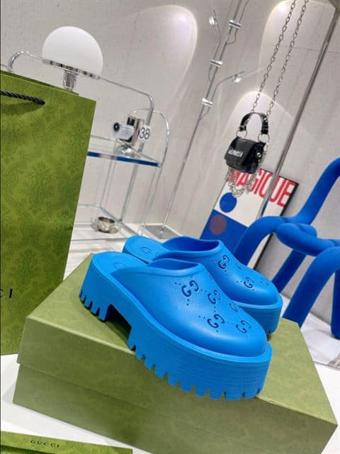GUCCI WONMEN S PLATFORM PERFORATED G SANDAL   SDG014