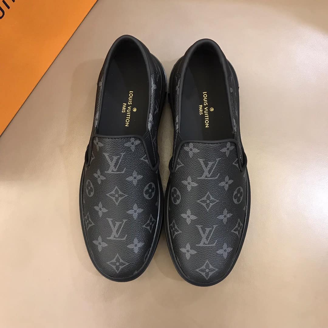 LOUIS VUITTON LOW TOP SNEAKER   LV41