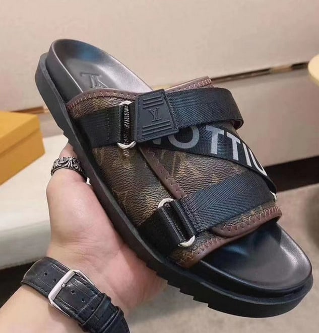 LOUIS VUITTON SANDAL   LVS26