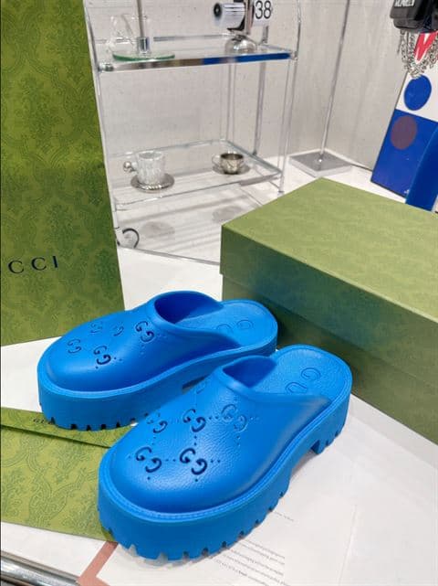 GUCCI WONMEN S PLATFORM PERFORATED G SANDAL   SDG014
