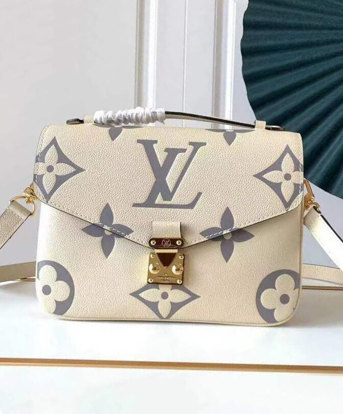 Louis Vuitton Pochette Metis Exclusively Online M45596 Cream