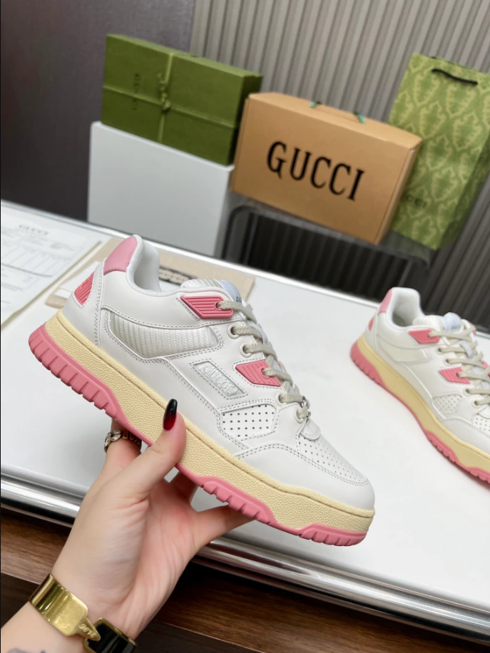 WOMEN S LOW TOP DISTRESSED EFFECT SNEAKER   GC196