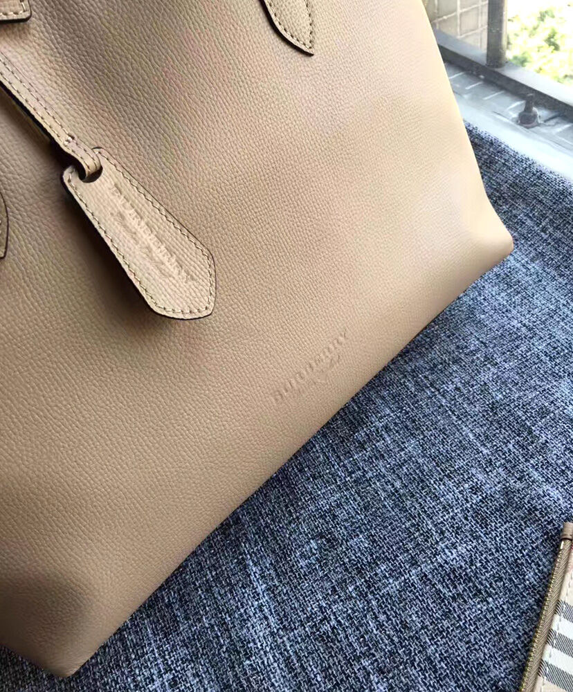 Burberry The Medium Reversible Tote in Haymarket Check and Leather 40496351 Apricot