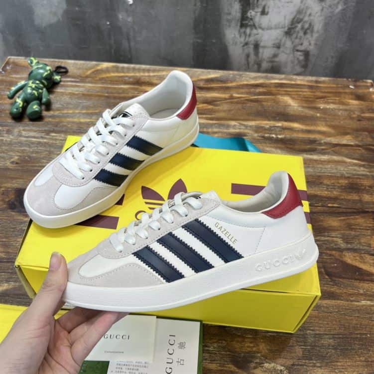 GUCCI GAZELLE SNEAKER   GC111