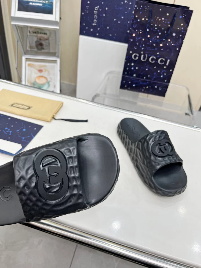 GUCCI MEN S INTERLOCKING G SLIDE SANDAL   SDG022