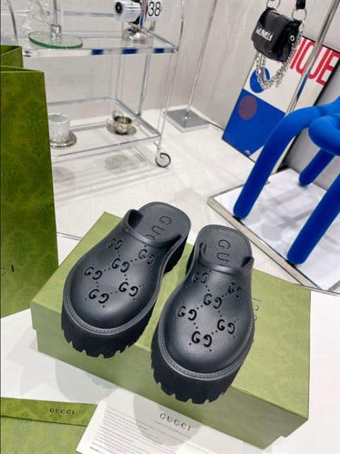 GUCCI WONMEN S PLATFORM PERFORATED G SANDAL   SDG013