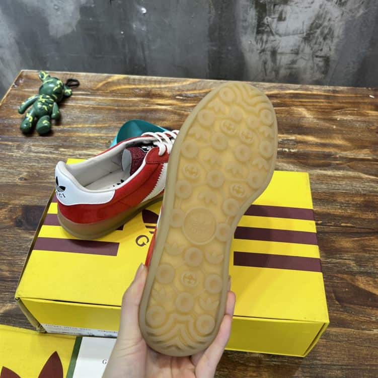 GUCCI GAZELLE SNEAKER   GC112
